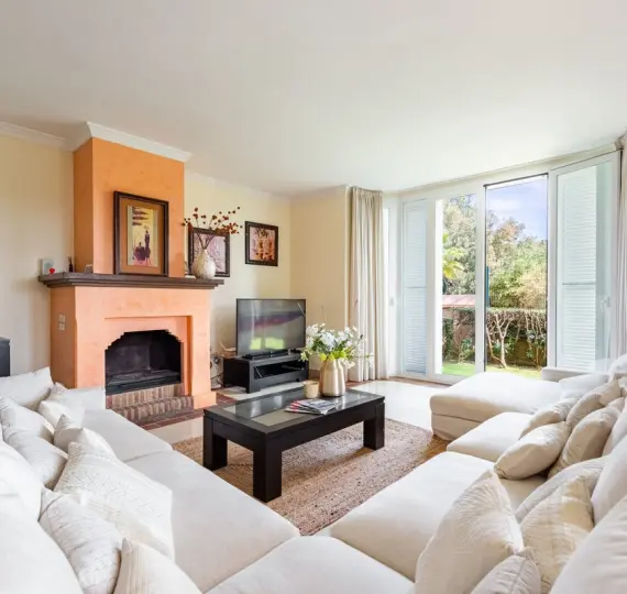 Продажа дома на две семьи в Casares Playa