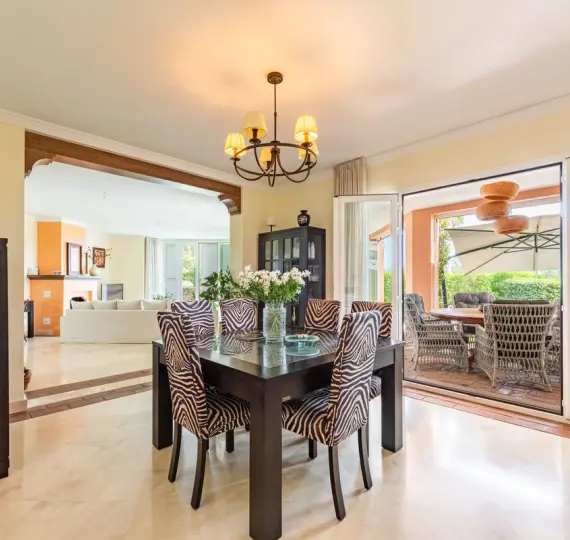 Продажа дома на две семьи в Casares Playa