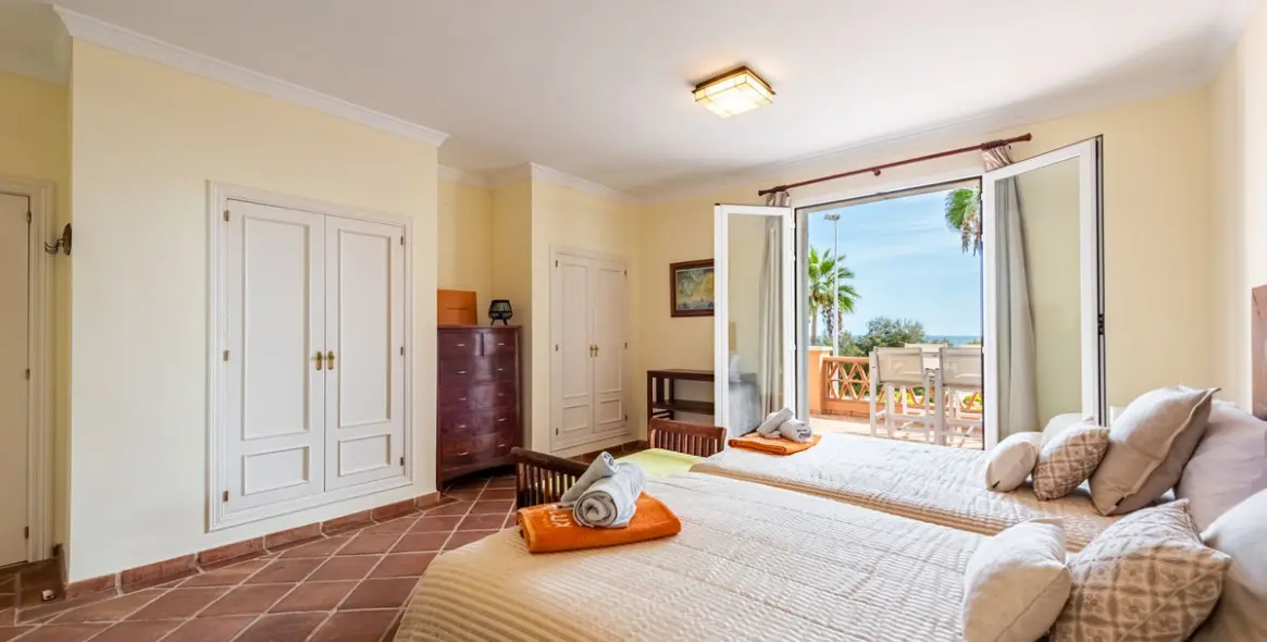 Продажа дома на две семьи в Casares Playa 12