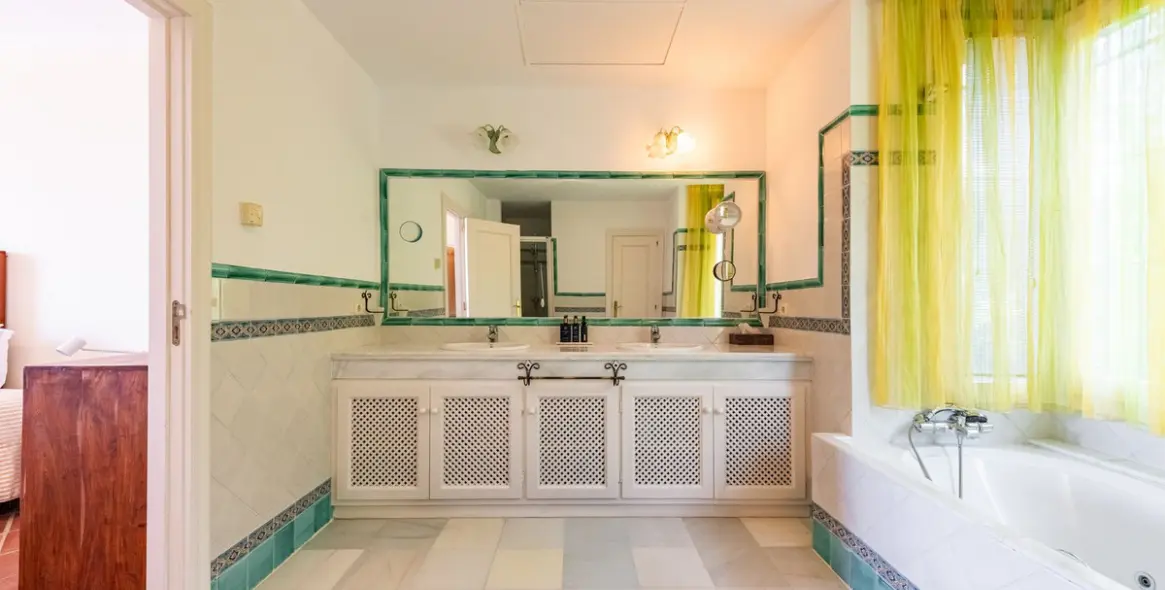 Продажа дома на две семьи в Casares Playa 16