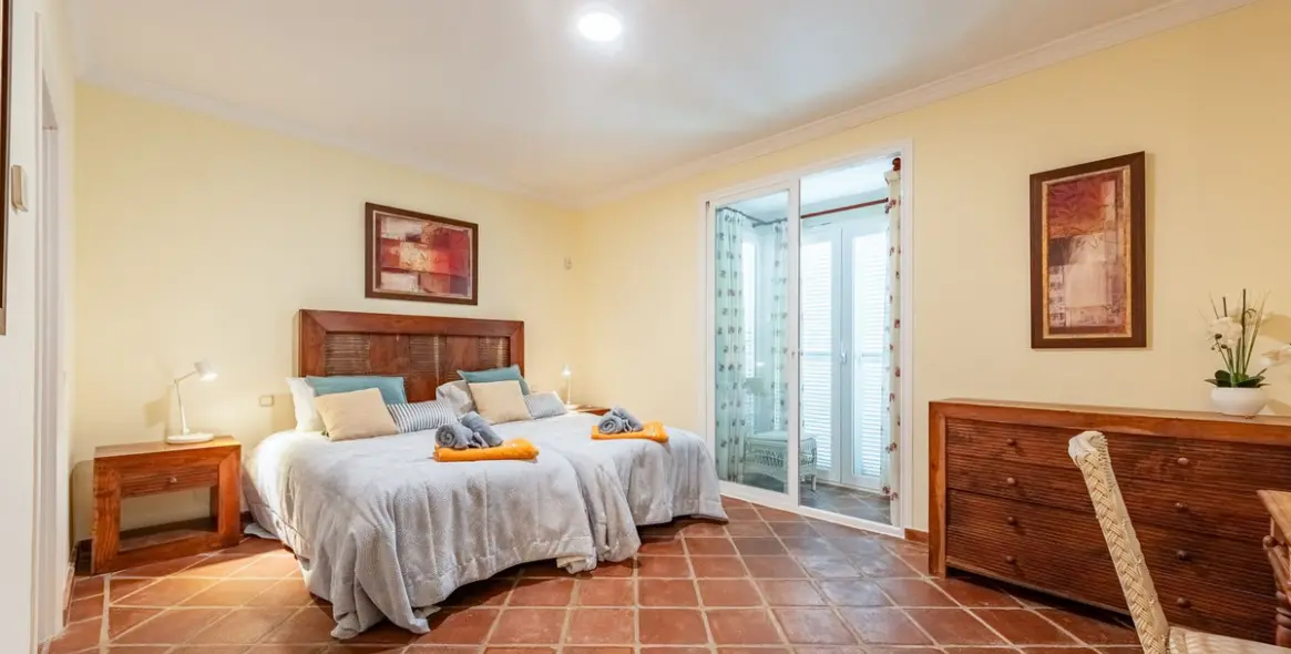 Продажа дома на две семьи в Casares Playa 18