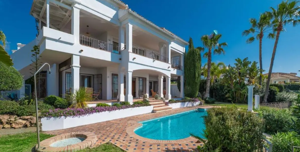 Sale of detached villa in Marbella East (district Río Real) 1