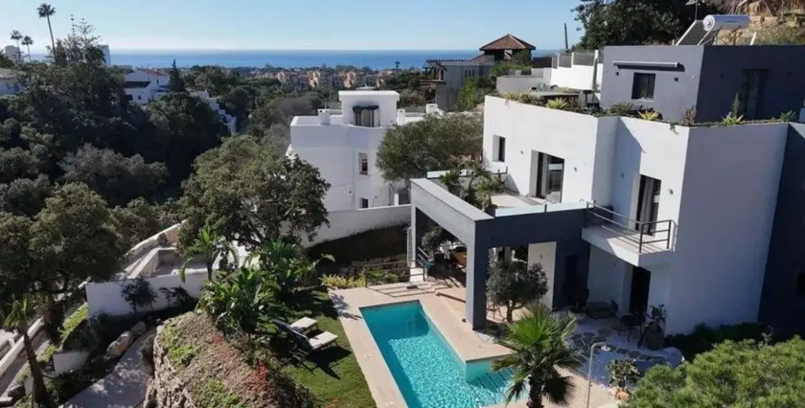 Продажа  отдельно стоящей виллы в Elviria 1