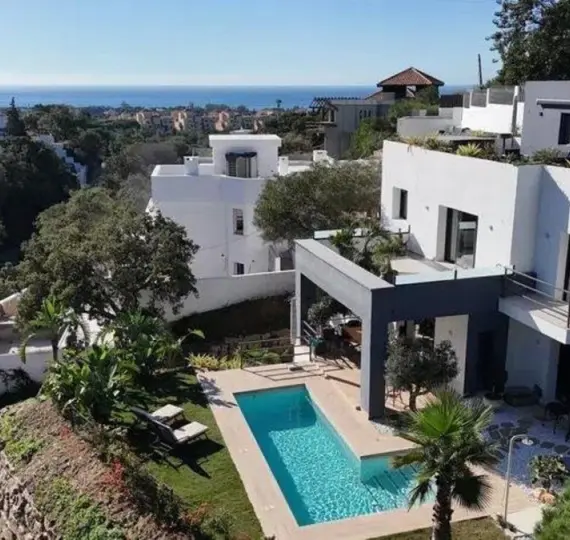 Продажа  отдельно стоящей виллы в Elviria