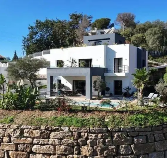 Продажа  отдельно стоящей виллы в Elviria