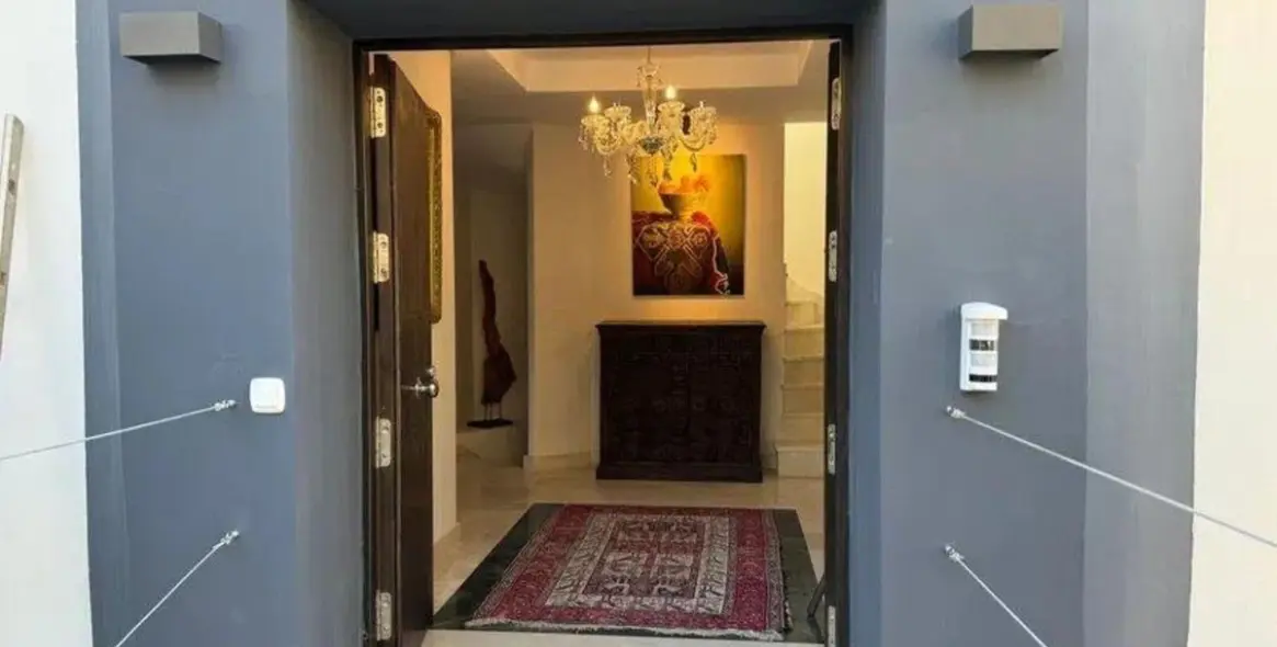 Продажа  отдельно стоящей виллы в Elviria 4