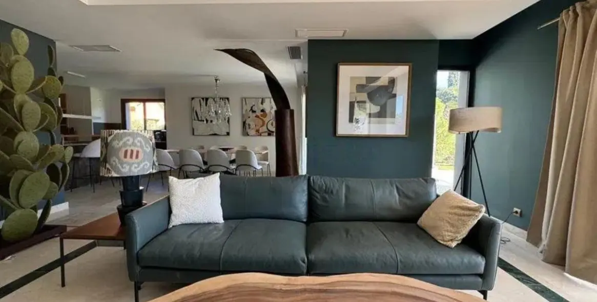 Продажа  отдельно стоящей виллы в Elviria 9