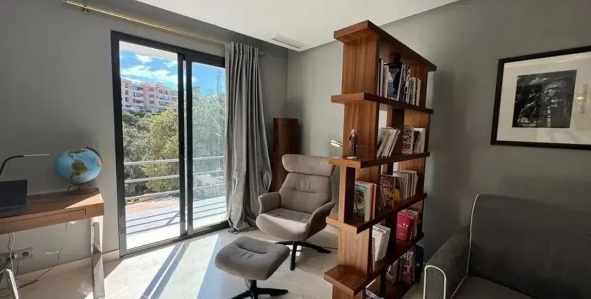 Продажа  отдельно стоящей виллы в Elviria 11