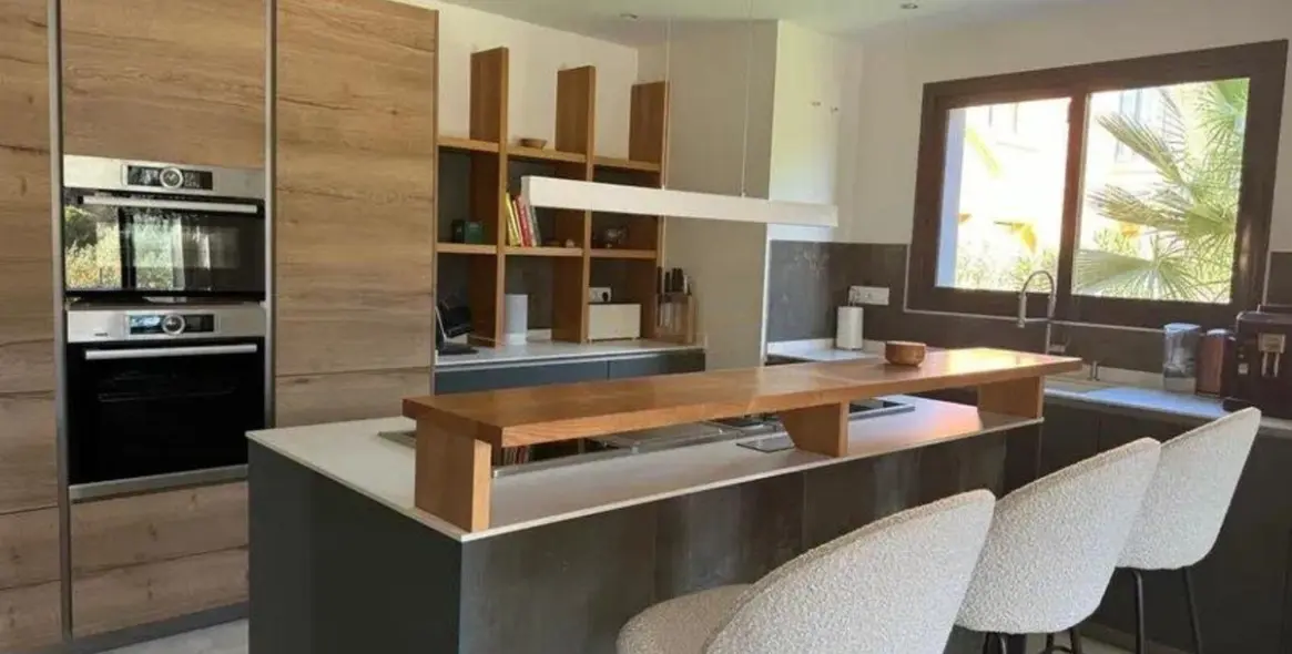 Продажа  отдельно стоящей виллы в Elviria 12