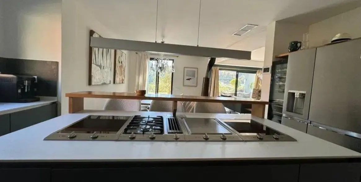 Продажа  отдельно стоящей виллы в Elviria 13