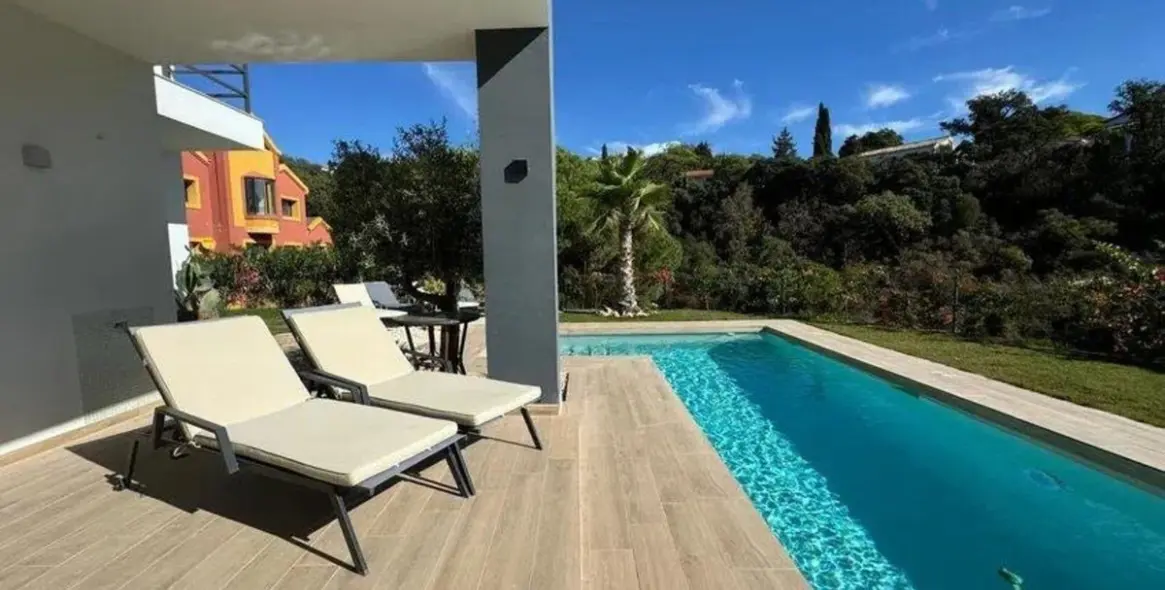 Продажа  отдельно стоящей виллы в Elviria 18