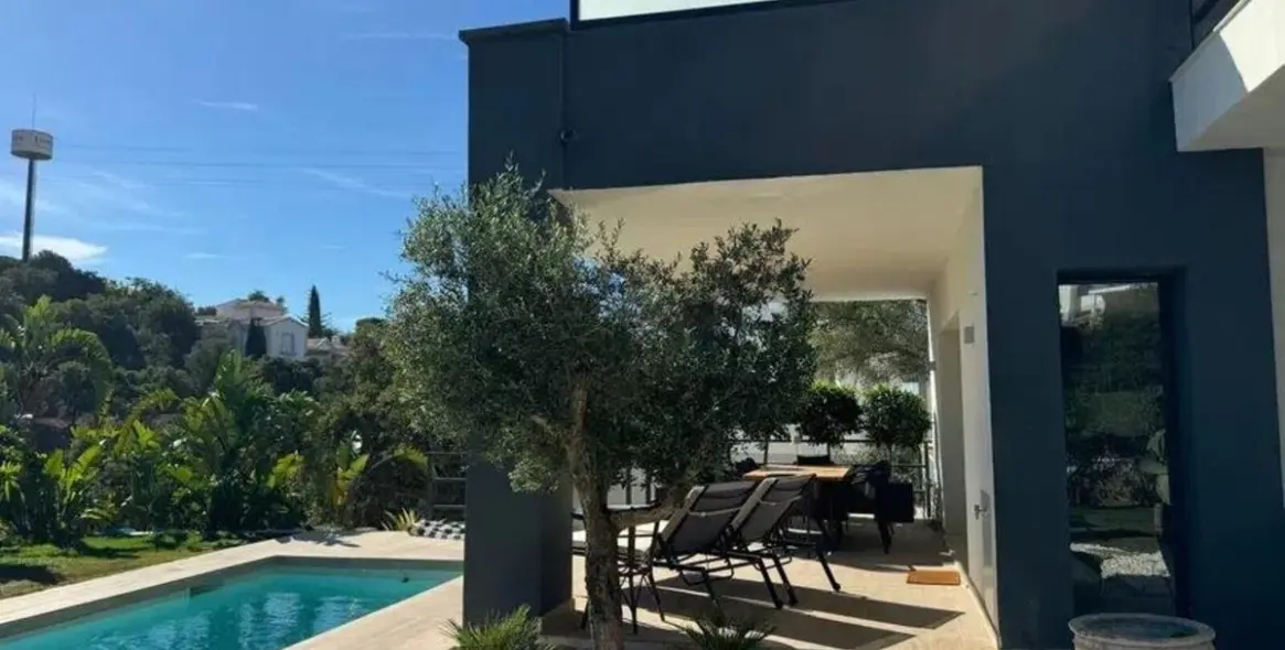 Продажа  отдельно стоящей виллы в Elviria 20