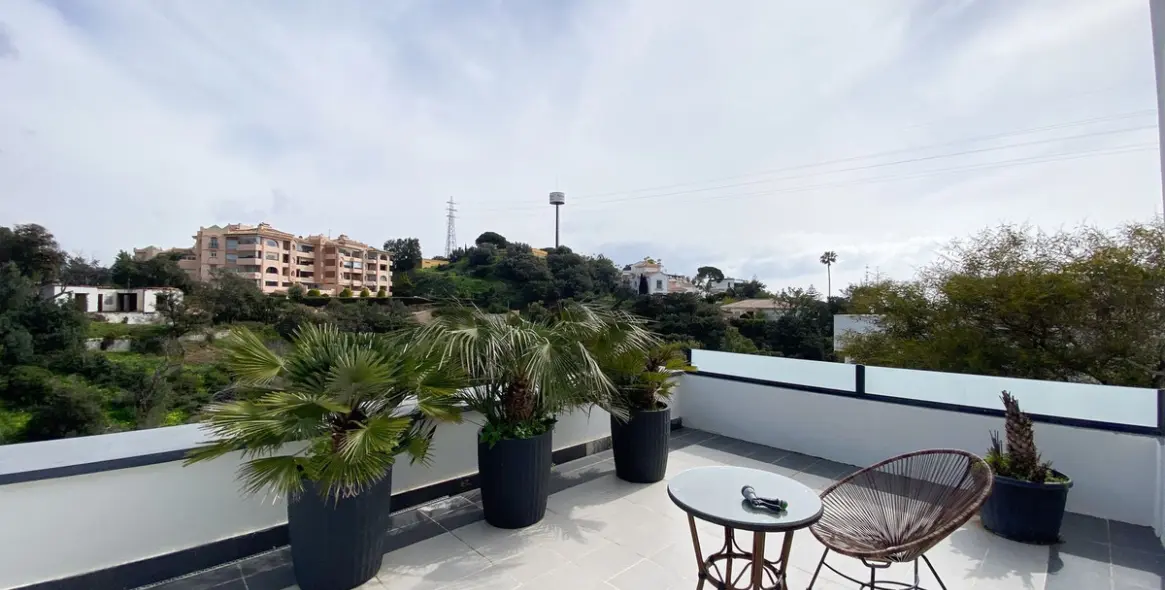 Продажа  отдельно стоящей виллы в Elviria 33