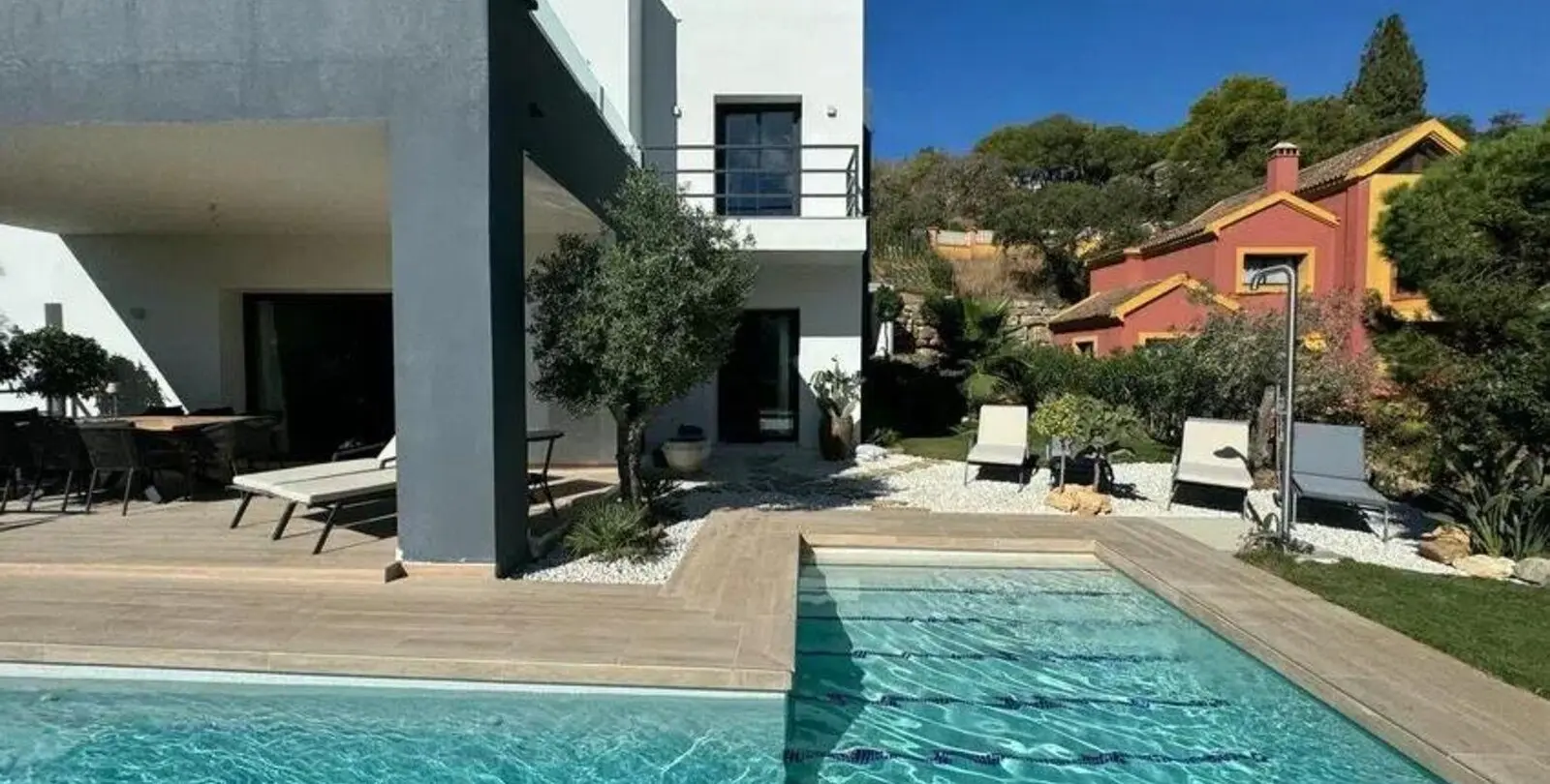 Продажа  отдельно стоящей виллы в Elviria 9