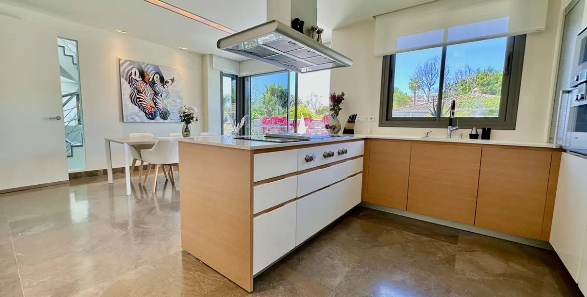 Venta de villa independiente en Nagüeles 12