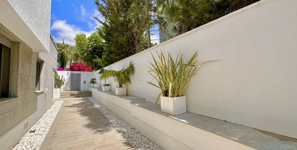 Продажа  отдельно стоящей виллы в Nagüeles 52