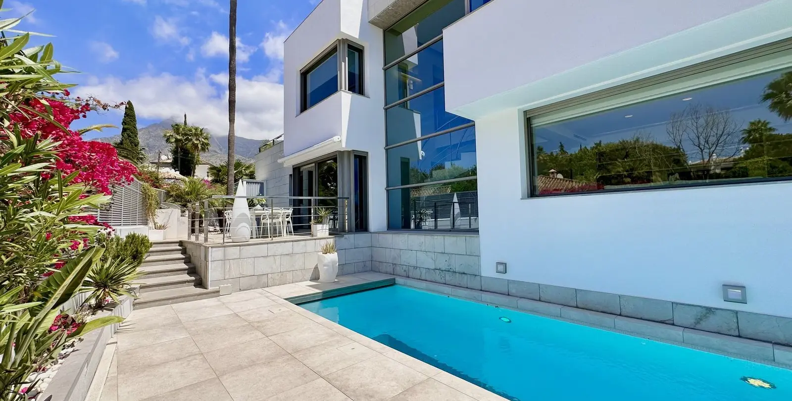 Sale of detached villa in Nagüeles 42