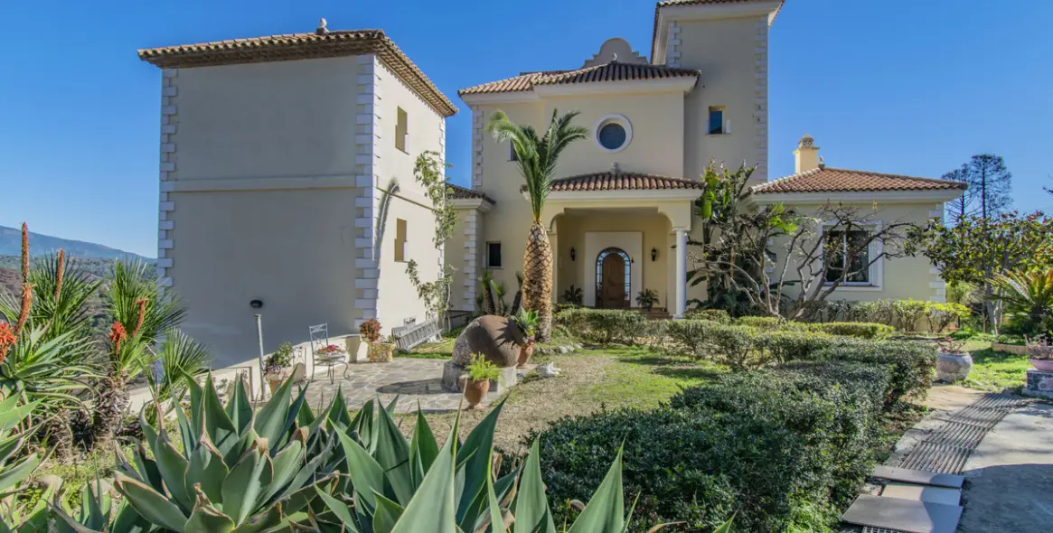 Продажа  отдельно стоящей виллы в Estepona 1