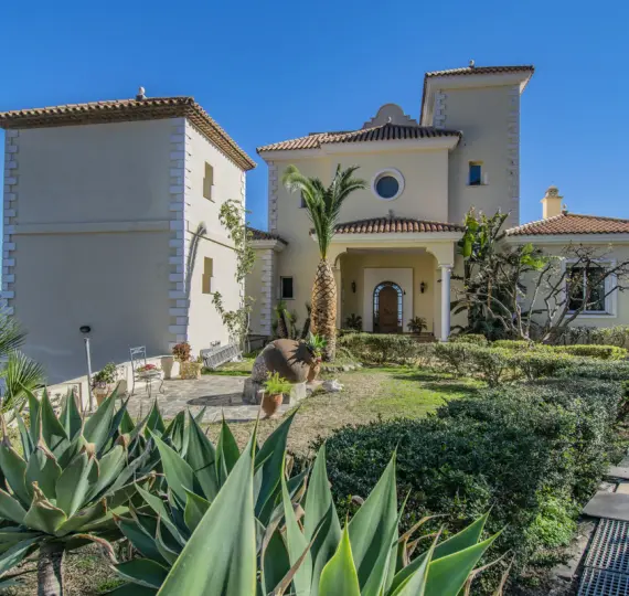 Venta de villa independiente en Estepona