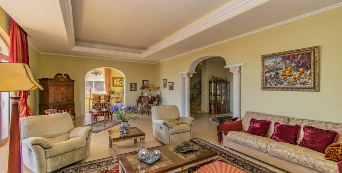 Продажа  отдельно стоящей виллы в Estepona 2