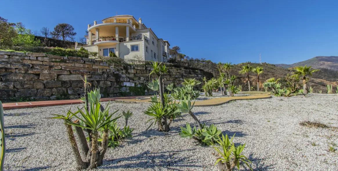 Продажа  отдельно стоящей виллы в Estepona 4