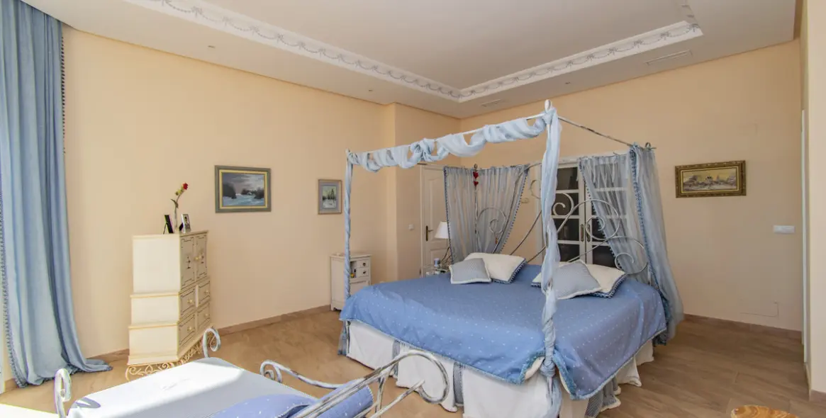 Продажа  отдельно стоящей виллы в Estepona 9