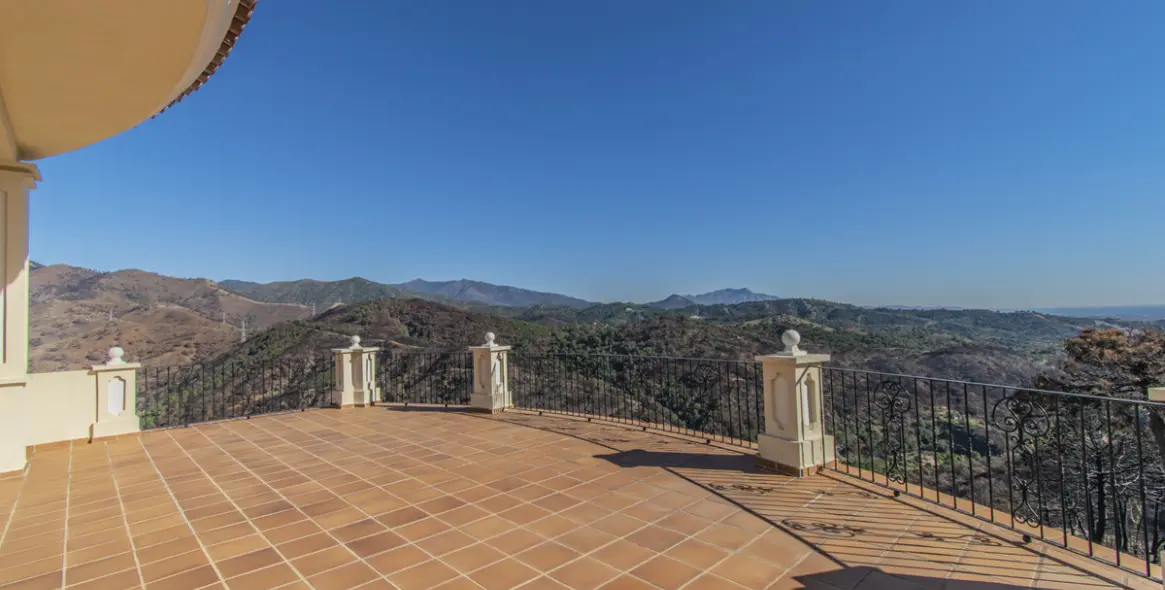 Продажа  отдельно стоящей виллы в Estepona 10