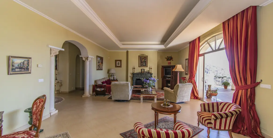 Продажа  отдельно стоящей виллы в Estepona 11