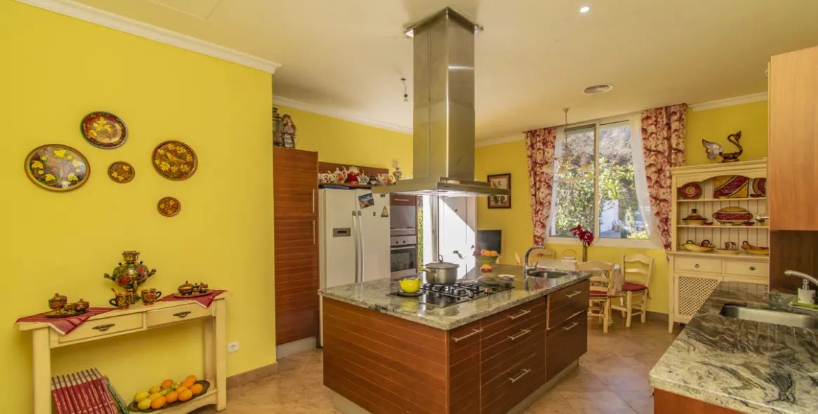 Продажа  отдельно стоящей виллы в Estepona 16