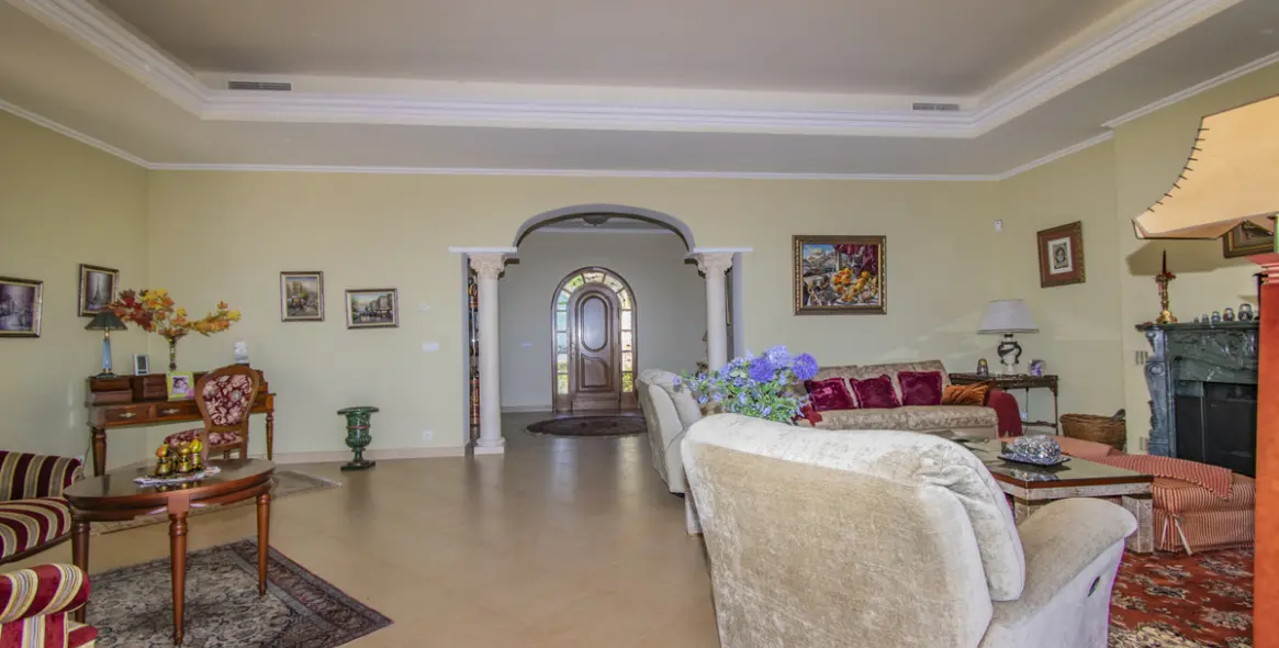 Продажа  отдельно стоящей виллы в Estepona 19