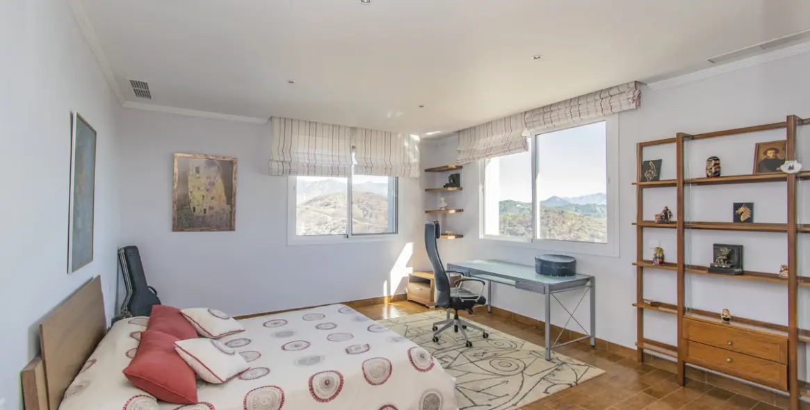 Продажа  отдельно стоящей виллы в Estepona 24