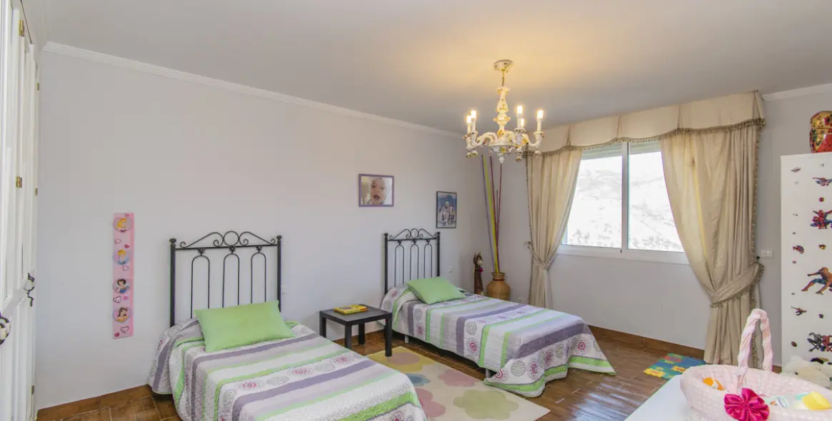 Продажа  отдельно стоящей виллы в Estepona 25