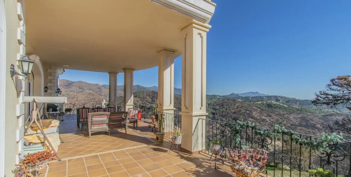 Продажа  отдельно стоящей виллы в Estepona 27