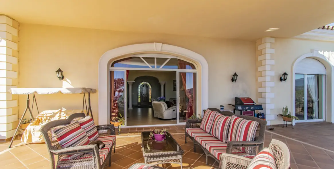 Продажа  отдельно стоящей виллы в Estepona 28