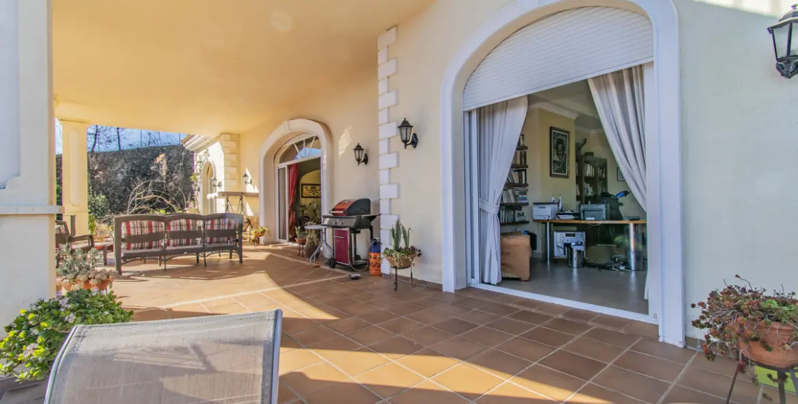 Продажа  отдельно стоящей виллы в Estepona 30