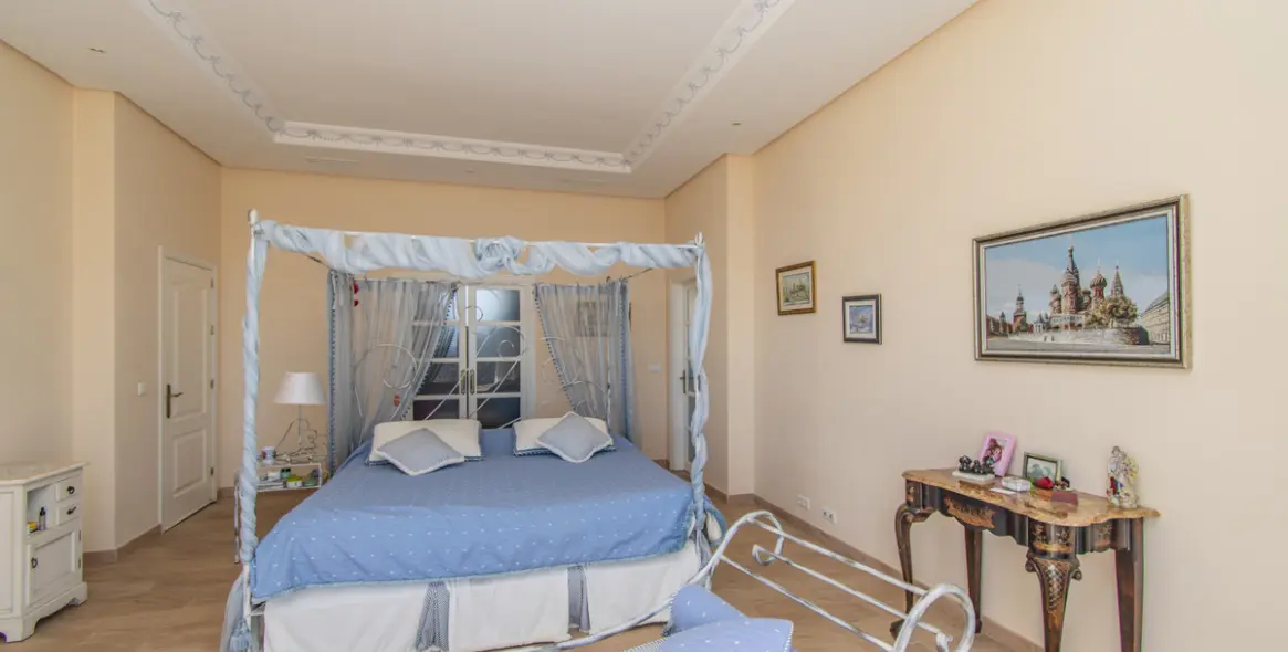 Продажа  отдельно стоящей виллы в Estepona 32