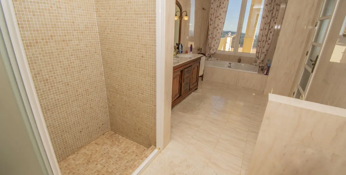 Продажа  отдельно стоящей виллы в Estepona 46