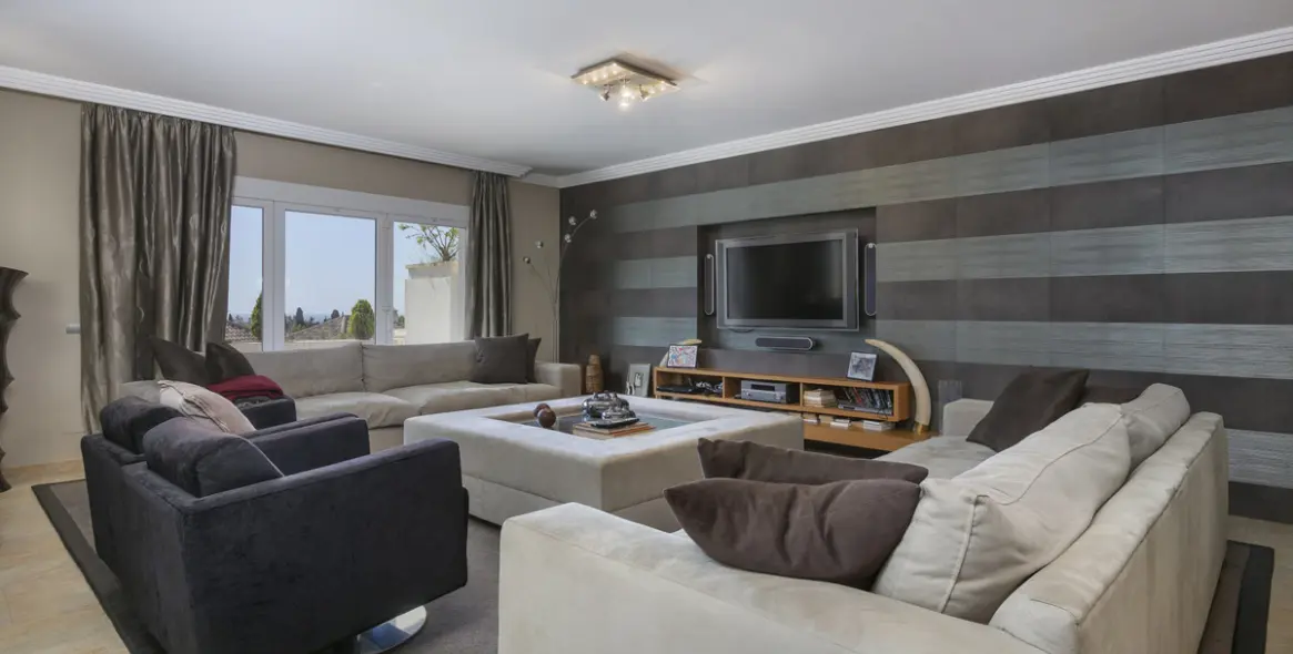 Продажа апартаментов на среднем этаже в The Golden Mile 17