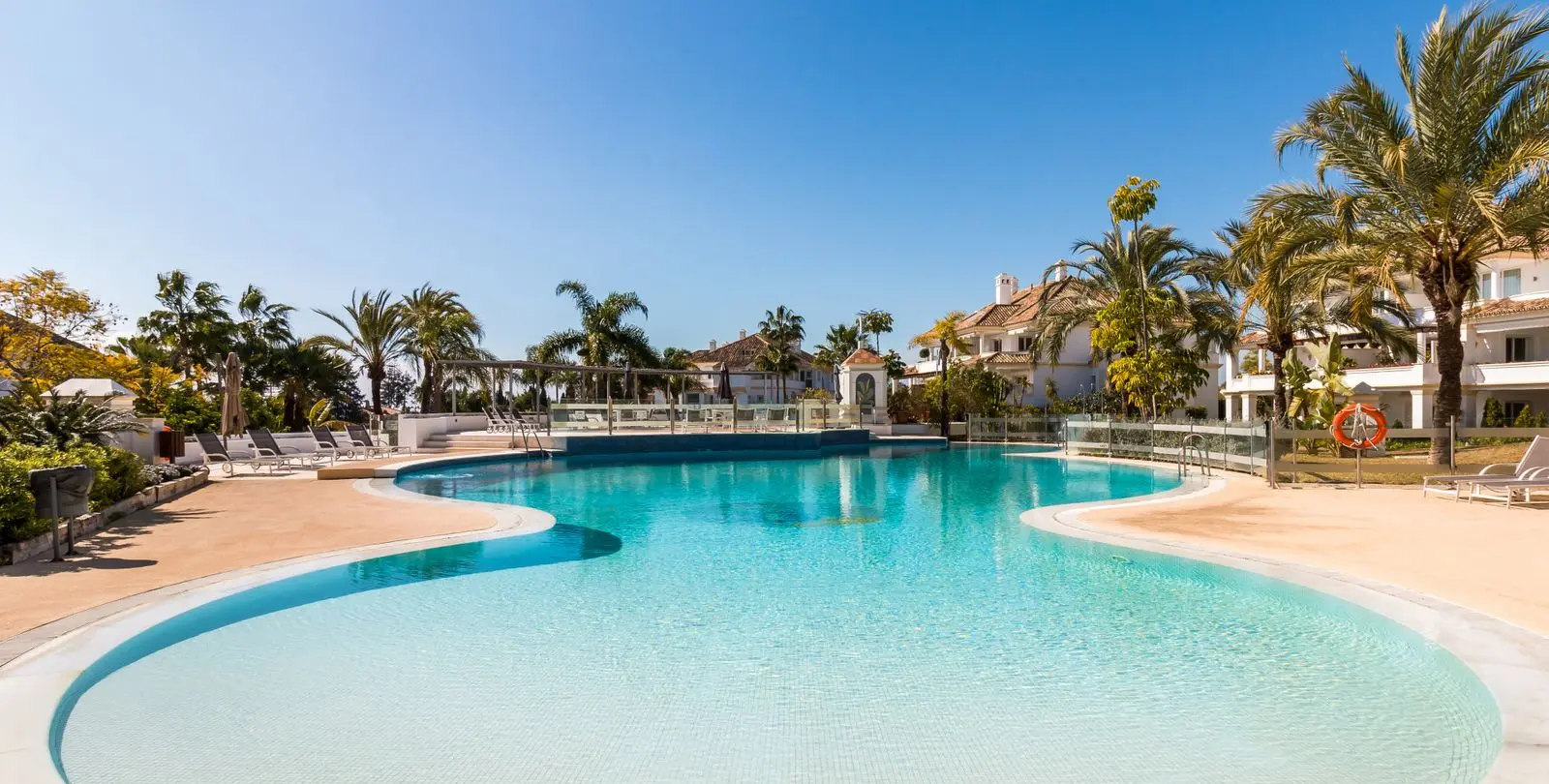 Sale of middle floor apartment in The Golden Mile 1