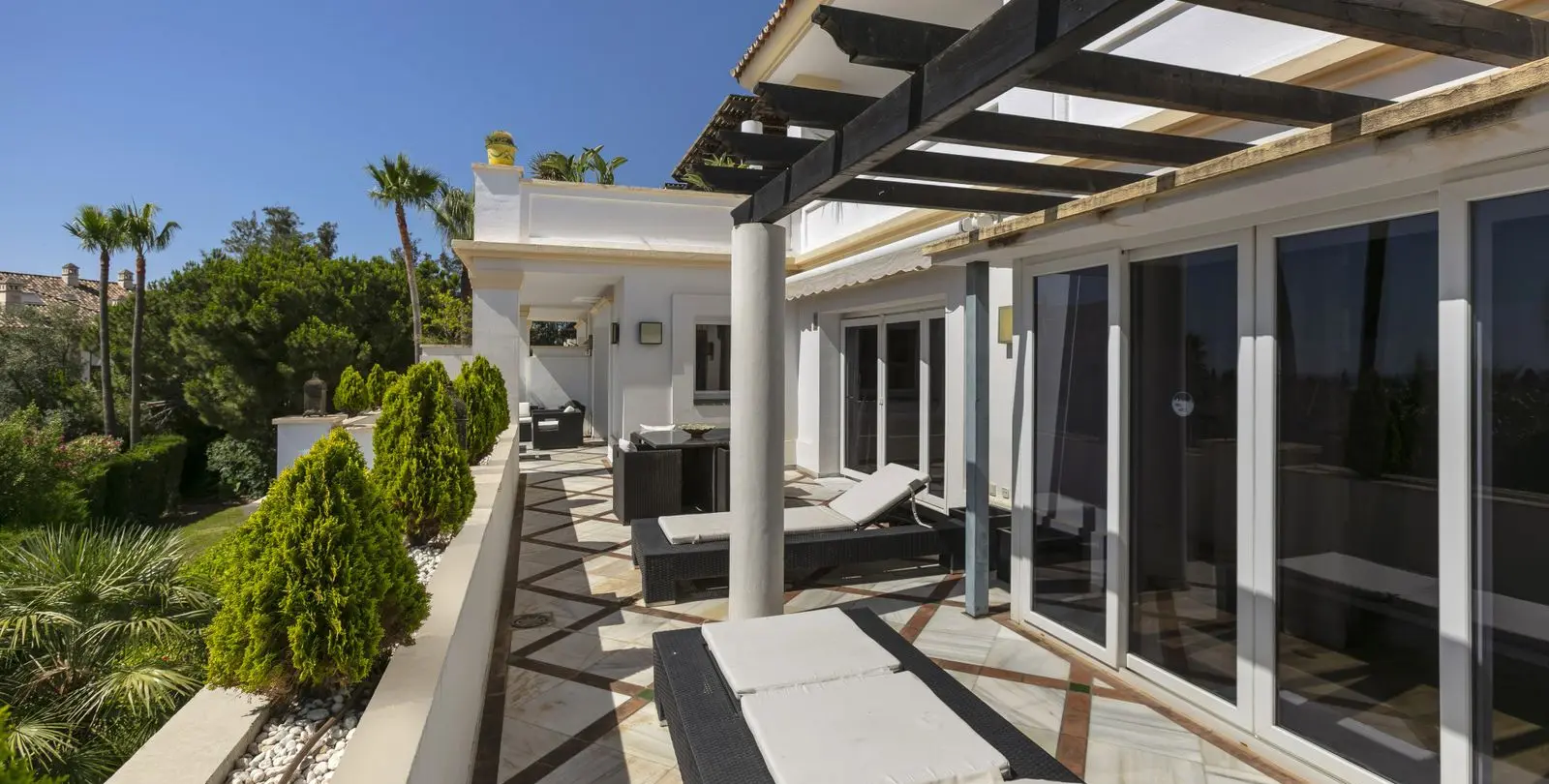 Sale of middle floor apartment in The Golden Mile 2