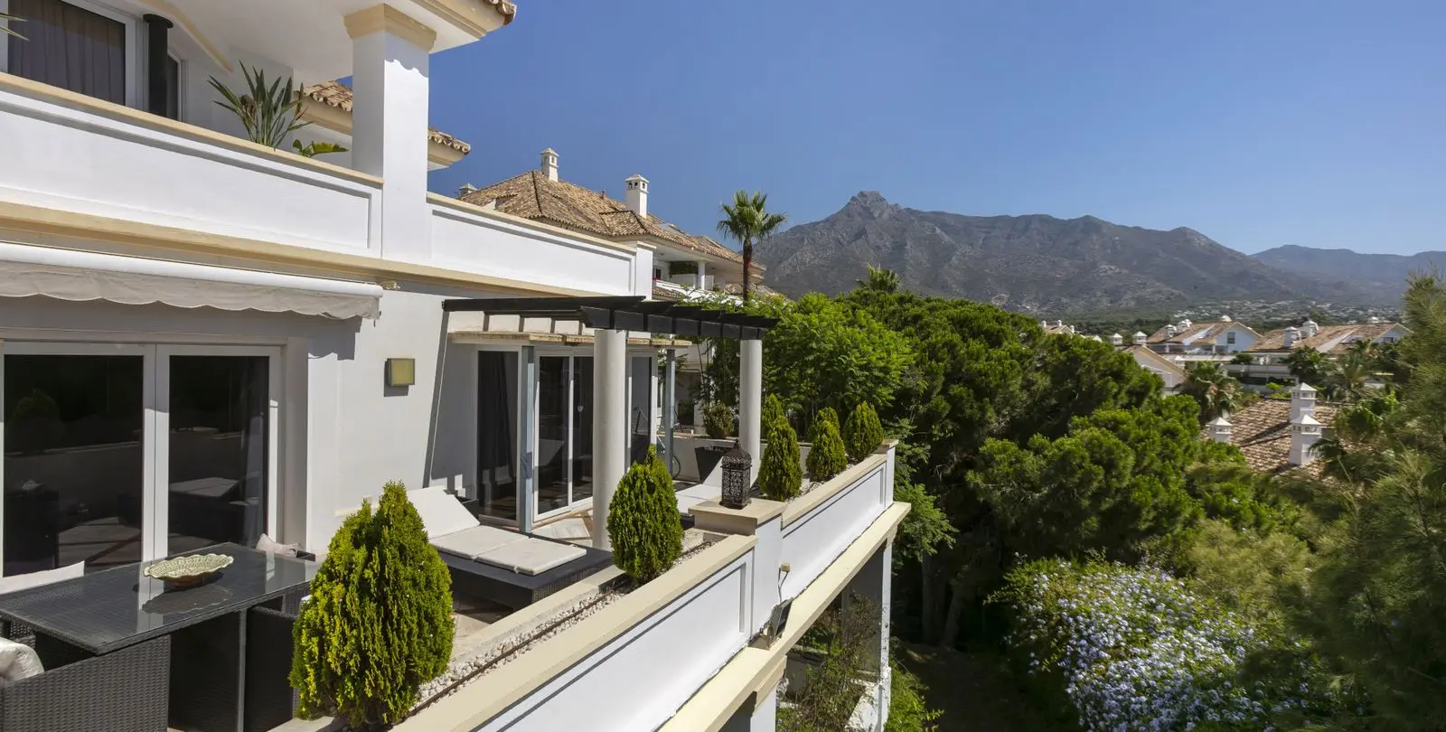 Sale of middle floor apartment in The Golden Mile 3