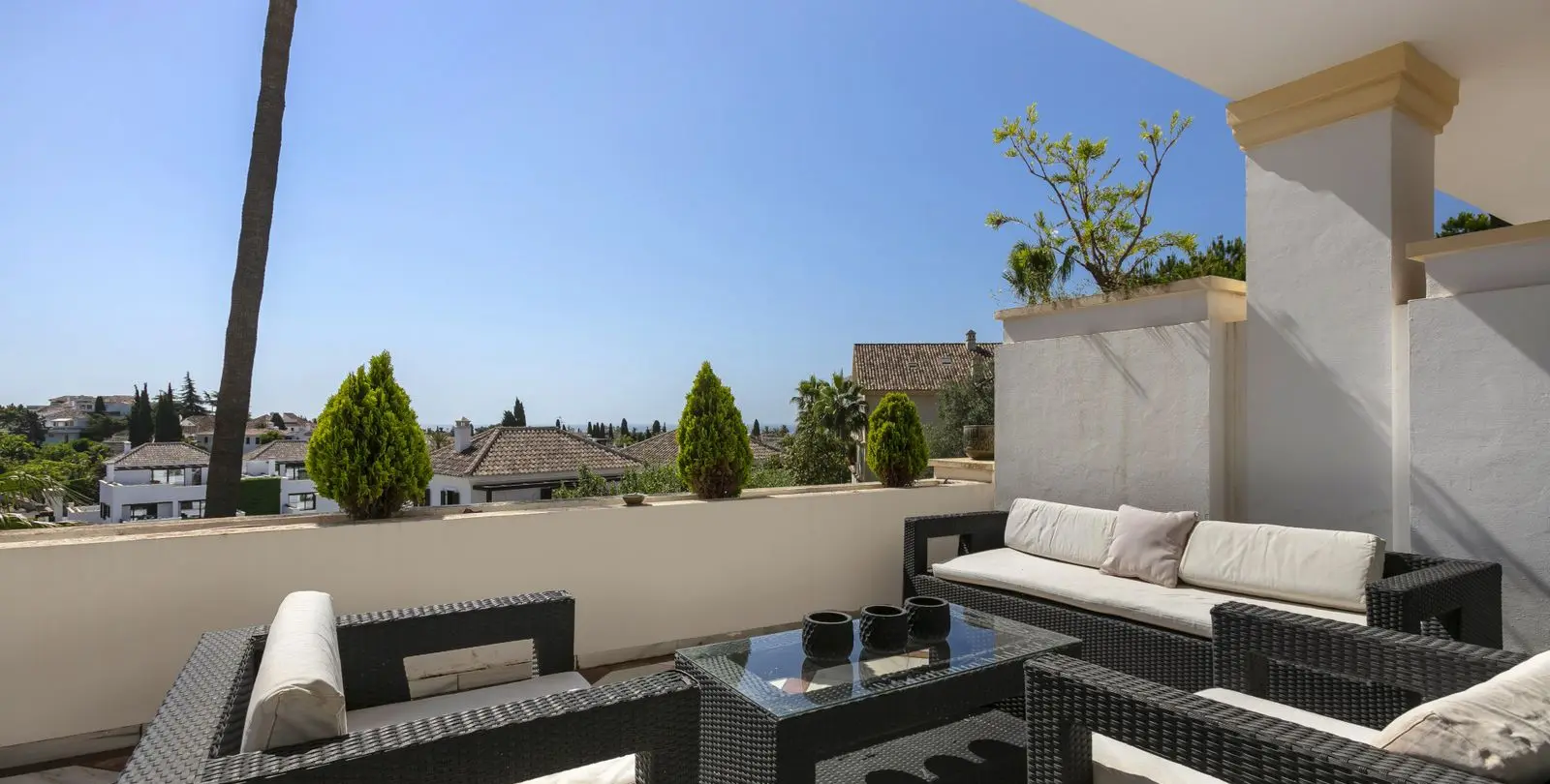 Sale of middle floor apartment in The Golden Mile 4