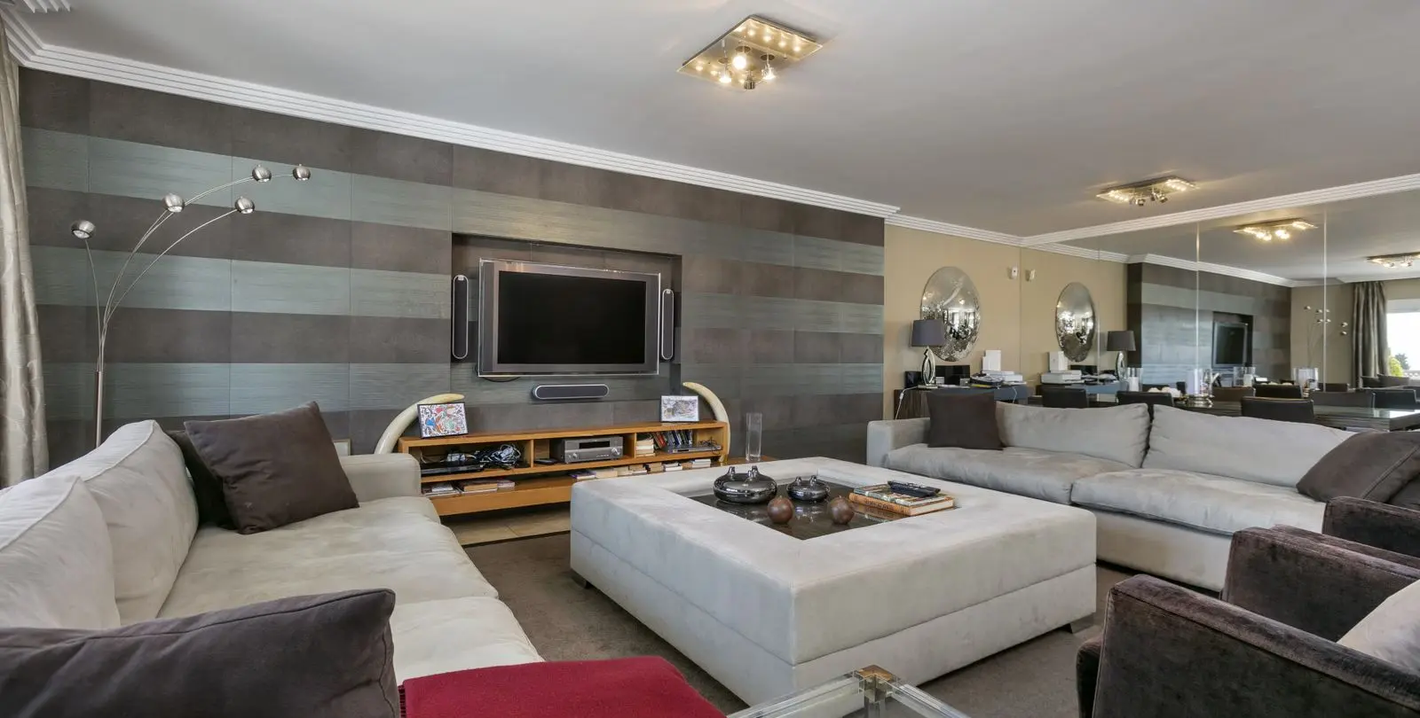 Sale of middle floor apartment in The Golden Mile 5