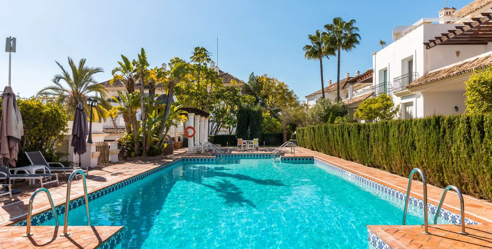 Sale of middle floor apartment in The Golden Mile 7