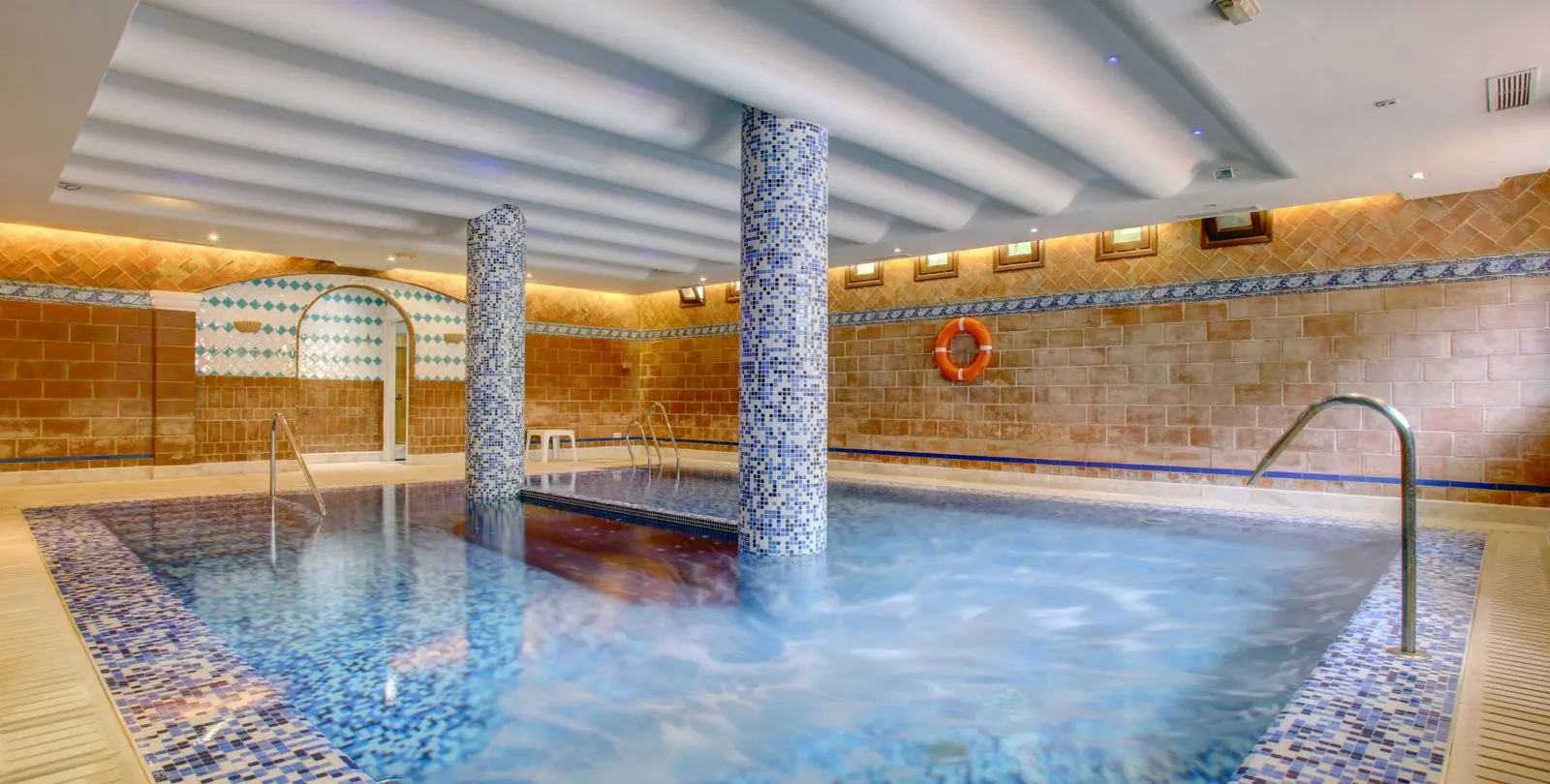 Sale of middle floor apartment in The Golden Mile 8