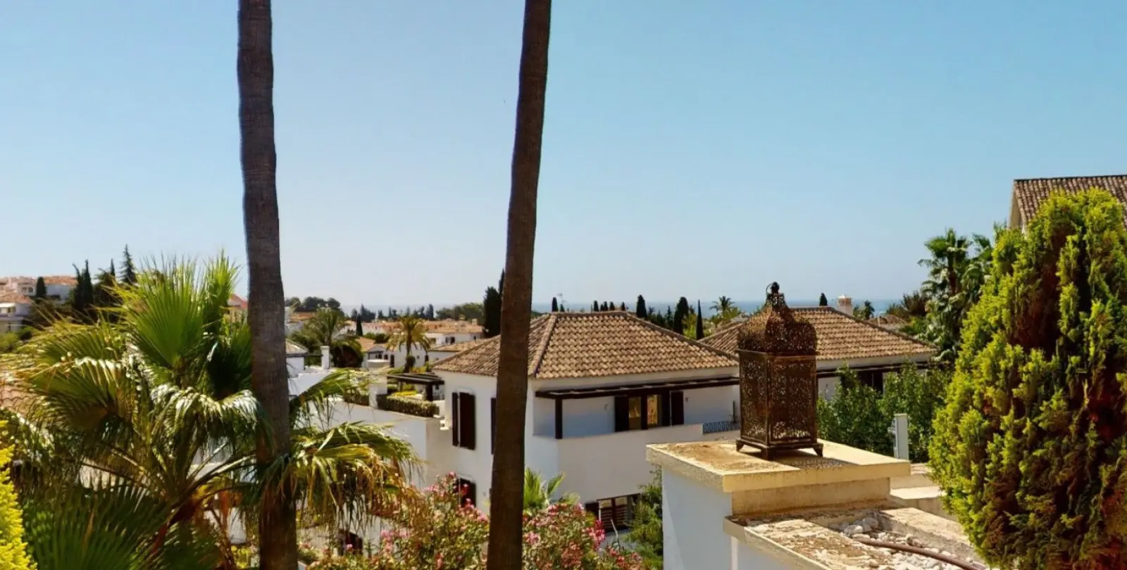 Sale of middle floor apartment in The Golden Mile 9