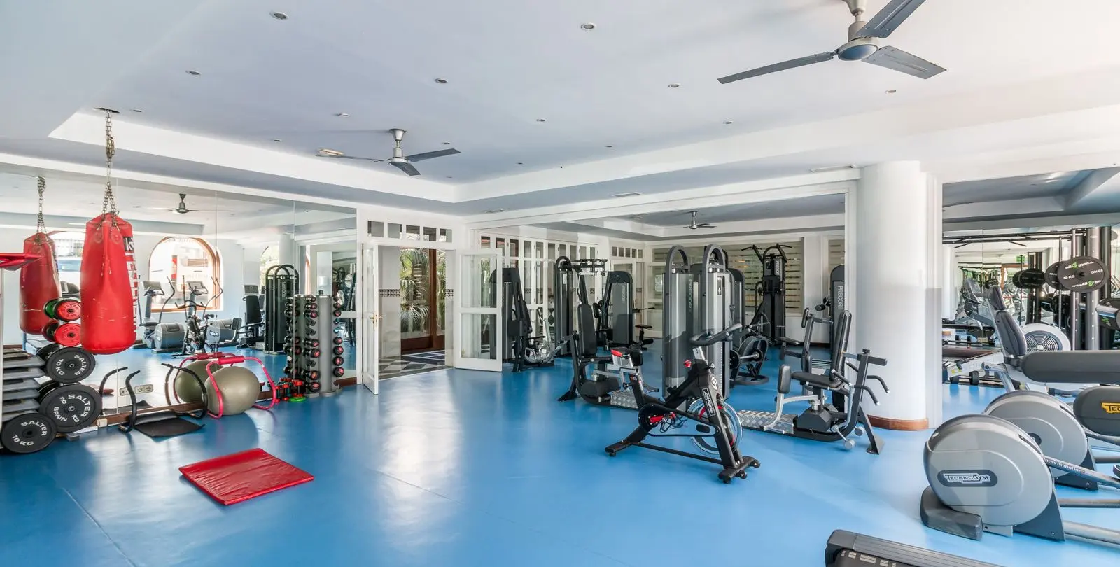 Sale of middle floor apartment in The Golden Mile 10