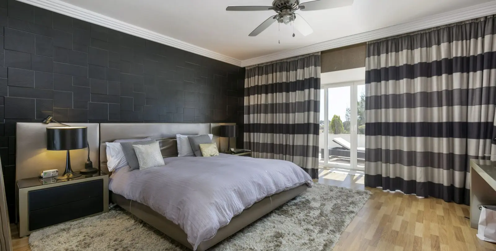 Sale of middle floor apartment in The Golden Mile 11