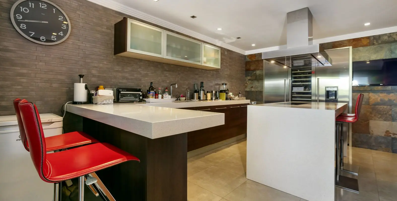 Sale of middle floor apartment in The Golden Mile 13