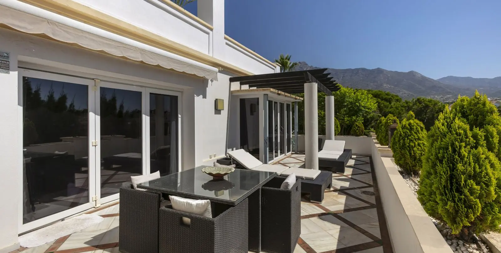 Sale of middle floor apartment in The Golden Mile 14